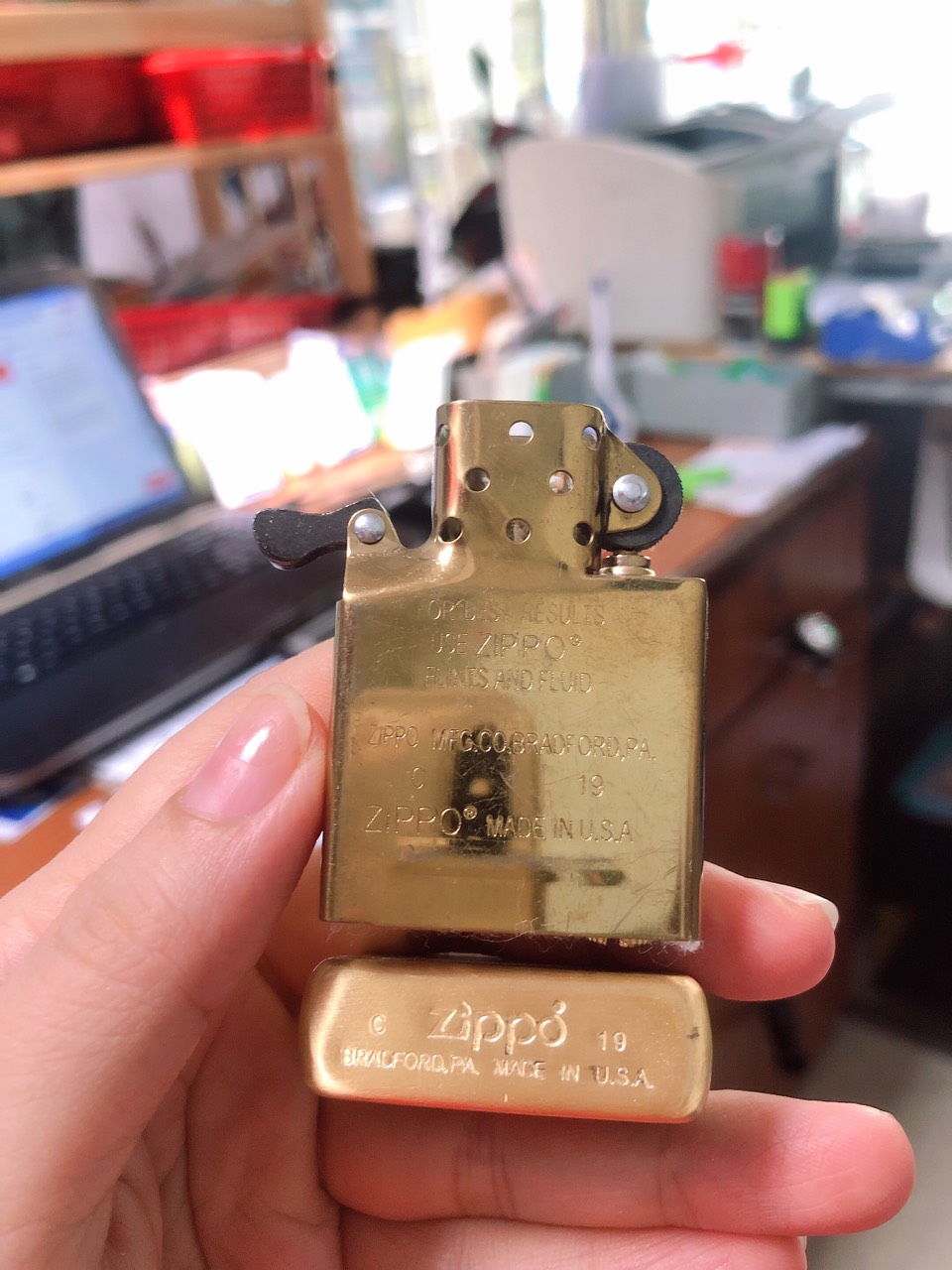 BẬT LỬA ZIPPO KHẮC HÌNH XE JEEP MÀU VÀNG -RUỘT VÀNG