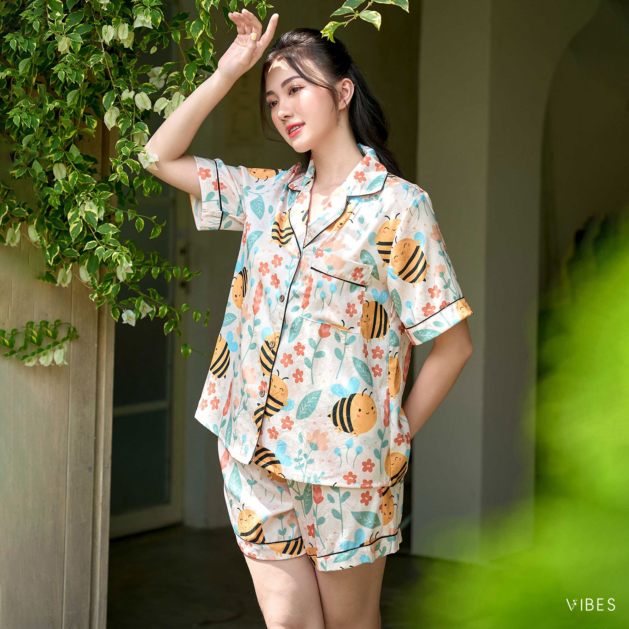 VIBES Pijama ngắn Lụa gấm họa tiết dễ thương Bee Py Set