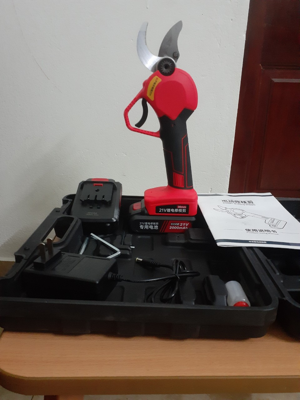 Kéo điện cắt cành cây dùng pin 21V