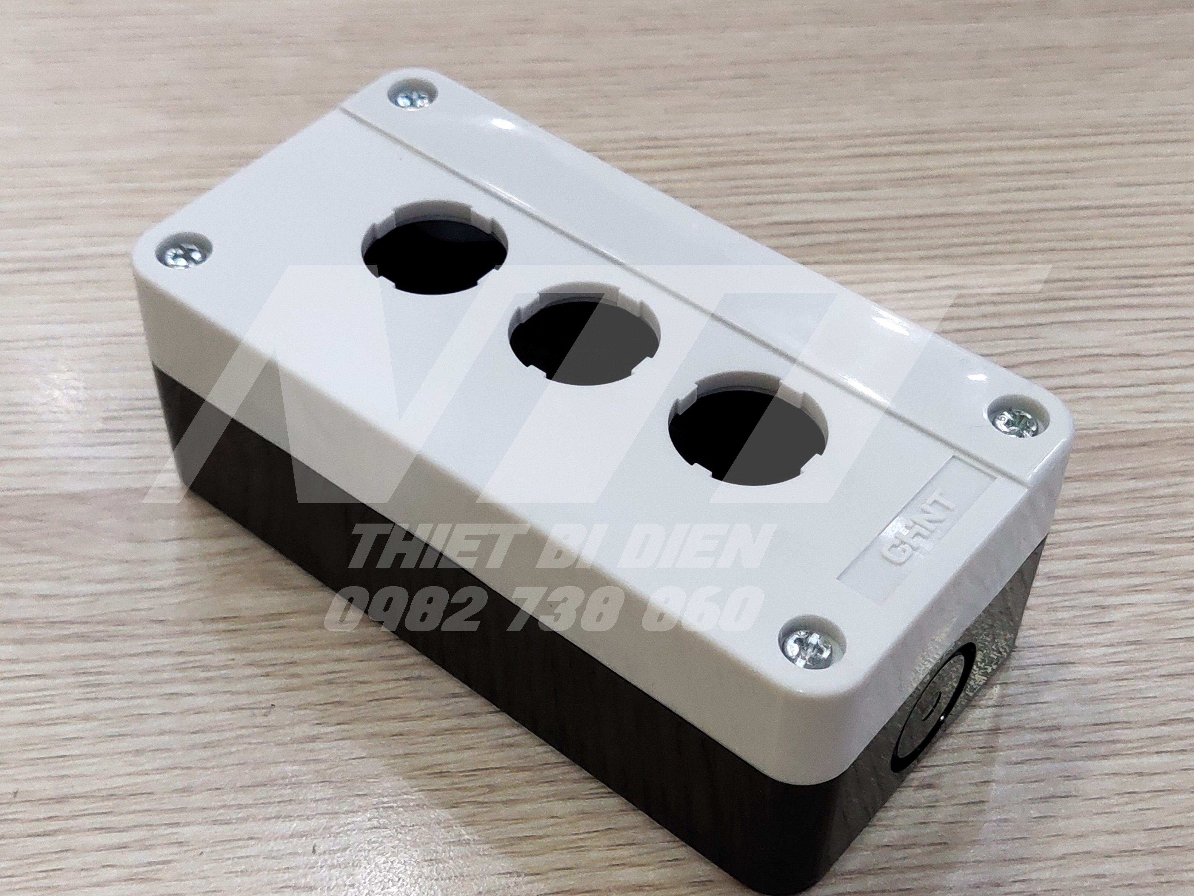 Hộp nút nhấn 3 lỗ phi 22 NP2-B03 Chint