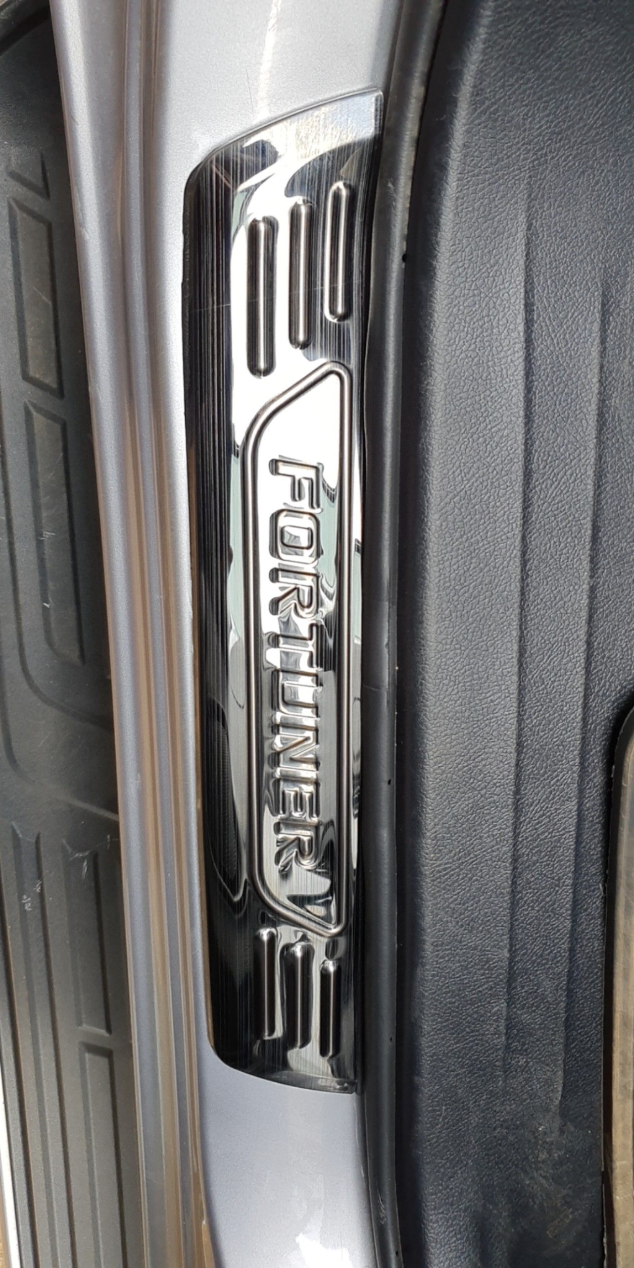 Bộ ốp bậc giẫm ngoài titan xe Toyota Fortuner 2017-2019