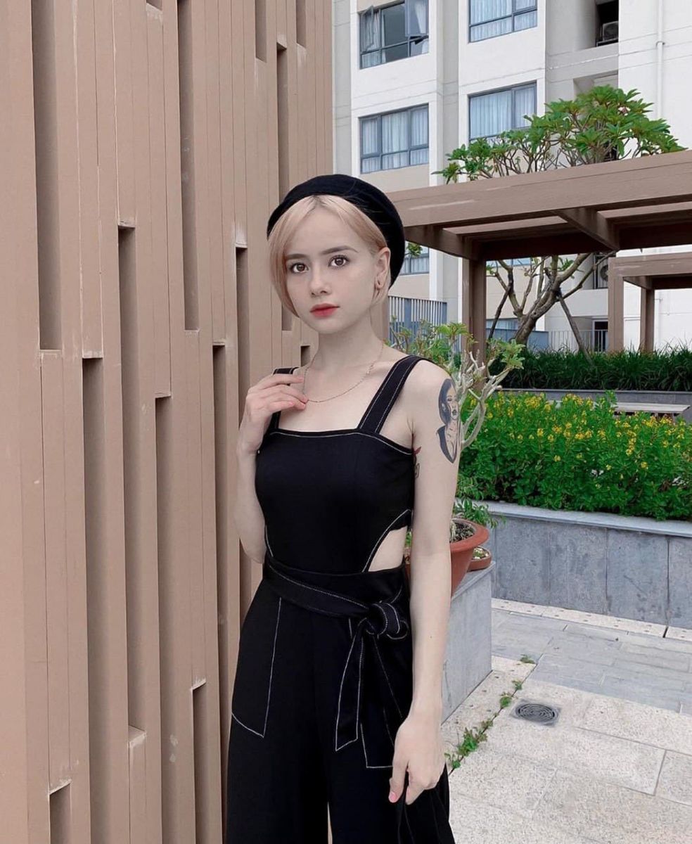 Jumpsuit Khoét Eo Đen Viền Chỉ Trắng