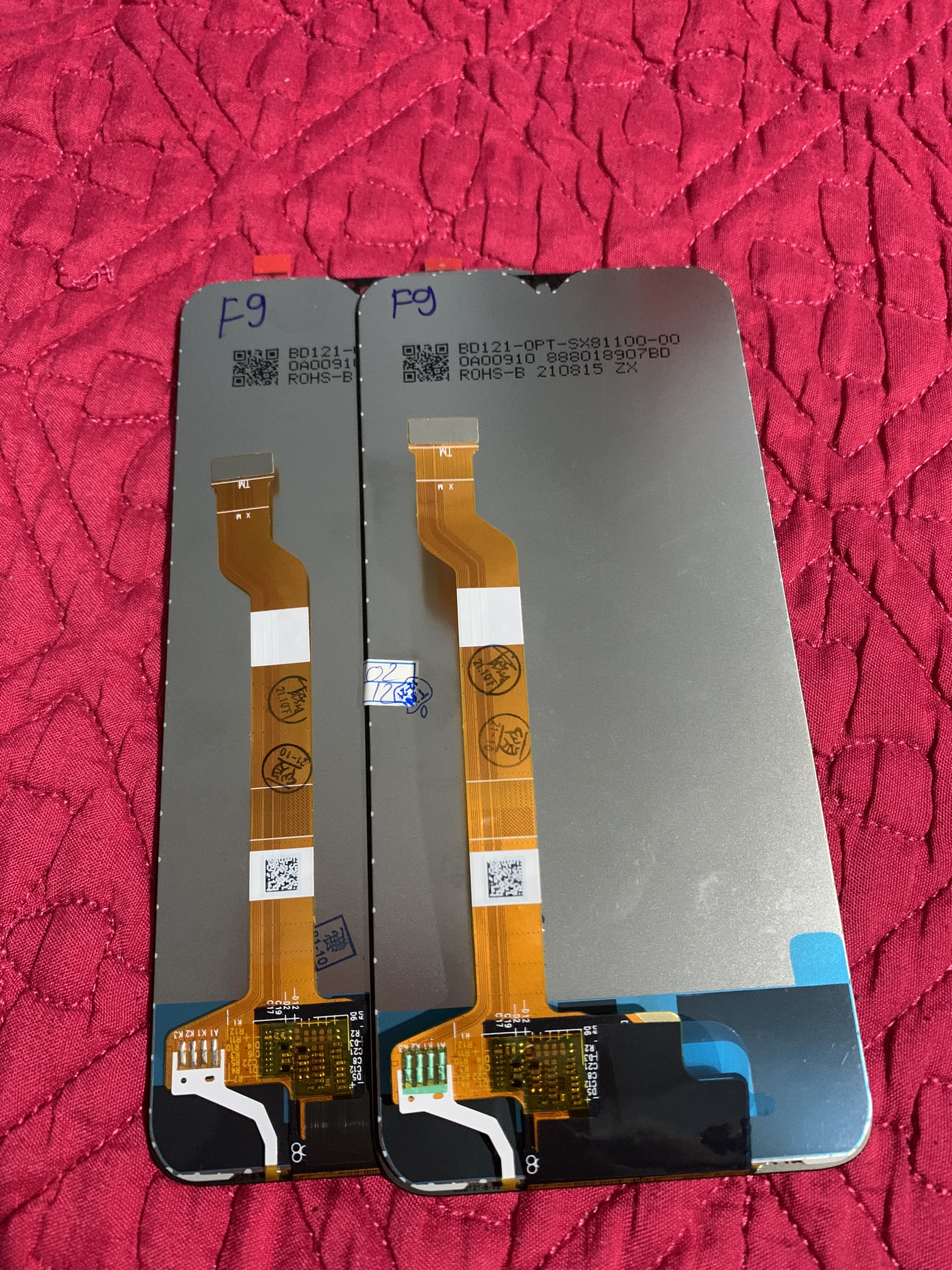 màn hình oppo F9 có tặng kèm keo dán màn