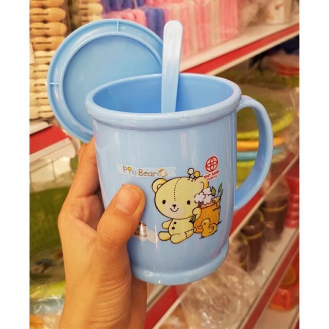 cốc nhựa an toàn uống nước có nắp - kèm thìa Việt Nhật ( màu ngẫu nhiên )