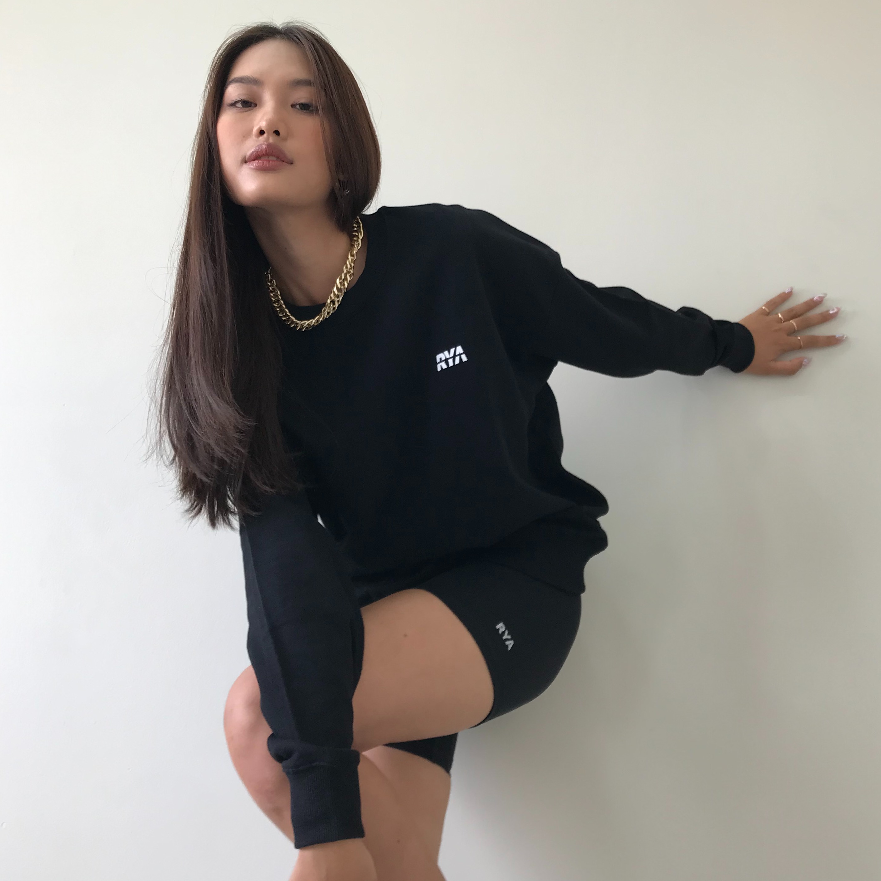 Áo sweater form rộng RYACTIVE - RYA SWEATER Black