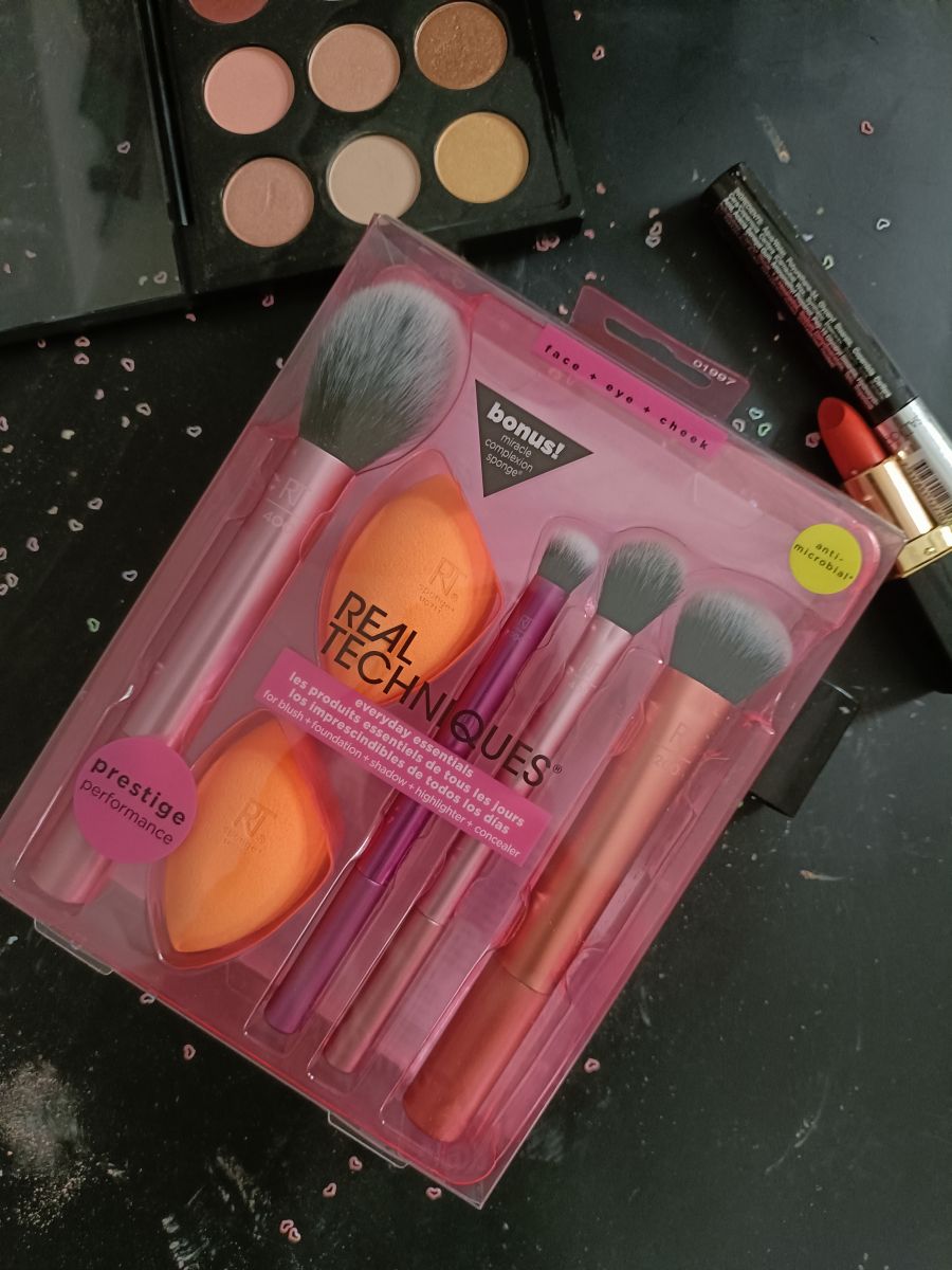 Bộ Cọ Real Techniques Everyday Essentials Plus With Bonus Miracle Complexion Sponge (4 Cọ + 2 Bông Mút)