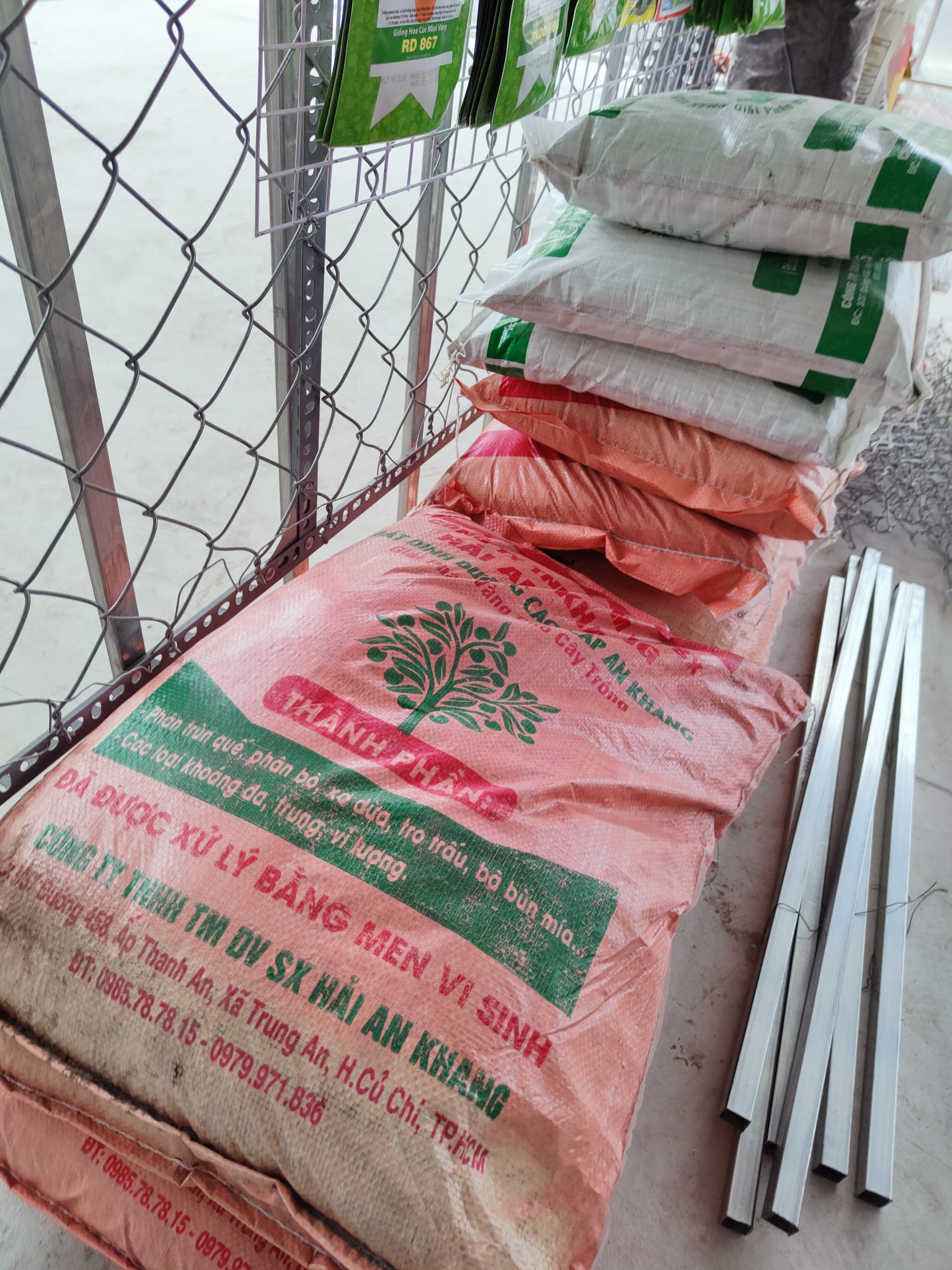 Đất sạch trồng rau hoa, cây cảnh - Đất hữu cơ trồng rau ( xơ dừa, tro trấu, phân bò, trùn quế, bã bùn mía, các loại khoáng đa lượng, trung vi lượng.. tất cả đều xử lý bằng men vi sinh, bao 20dm3, 50dm3 ...) -