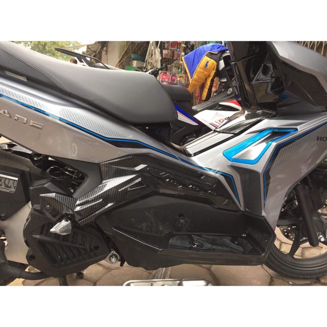 Ốp Hông Gác Chân Sau AirBlade 2020-2021 MÀU CARBON ĐEN HAY CROM XI