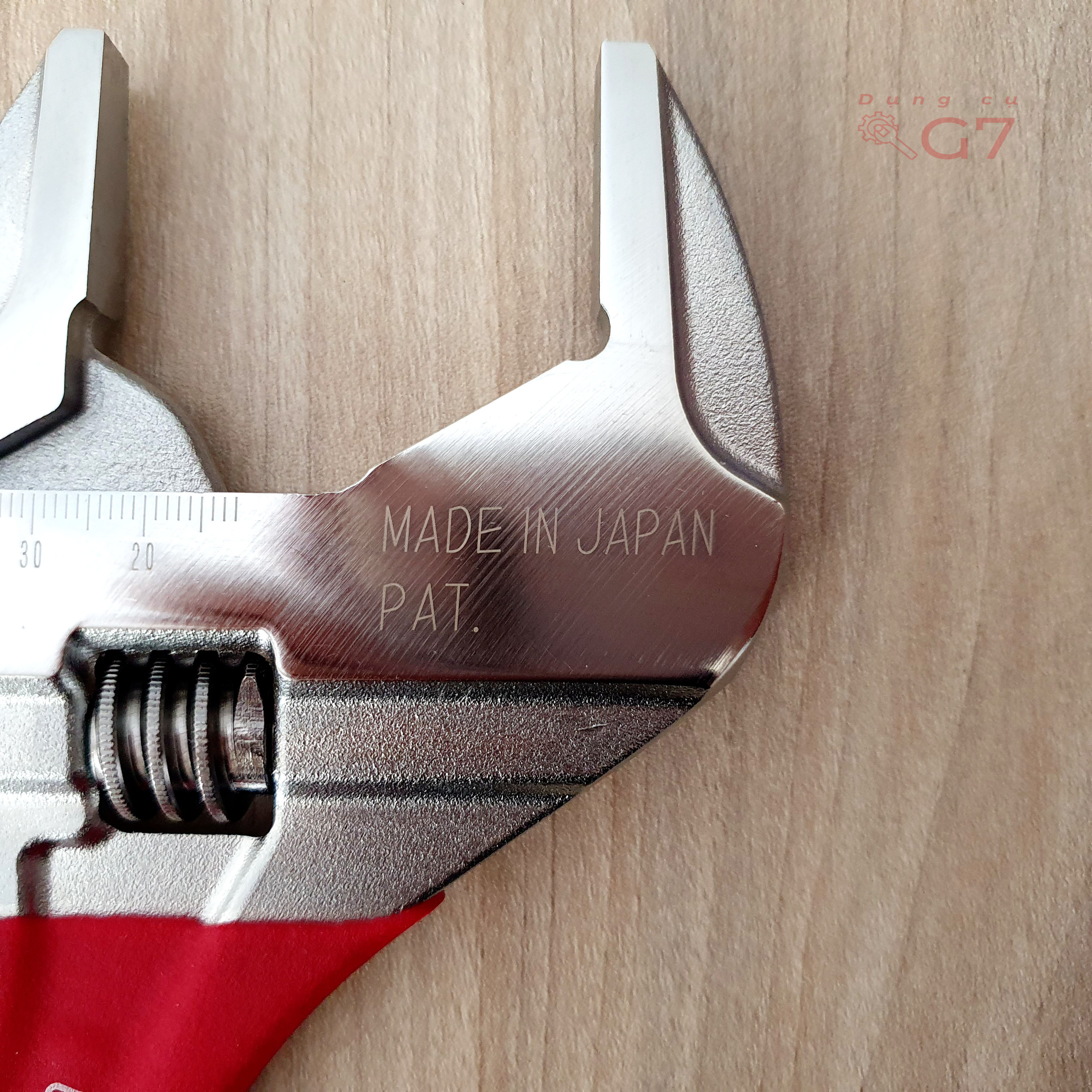 Mỏ lết Lobster UM49XD Made In Japan