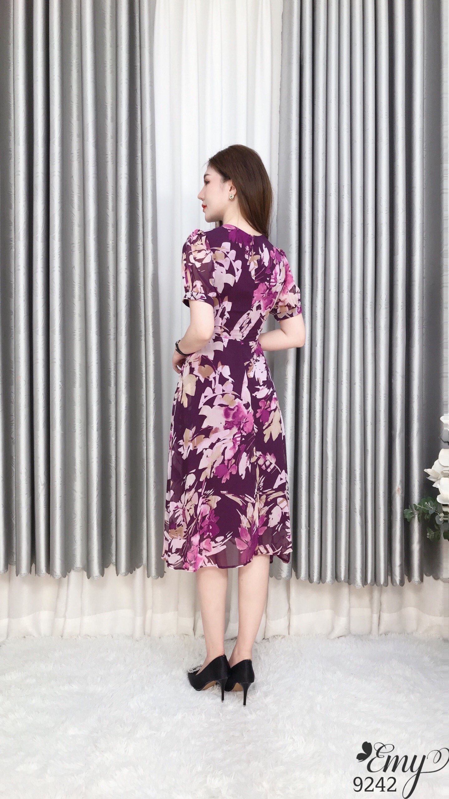 Đầm EMY EM9242 Xoè Cổ V Xếp PLy