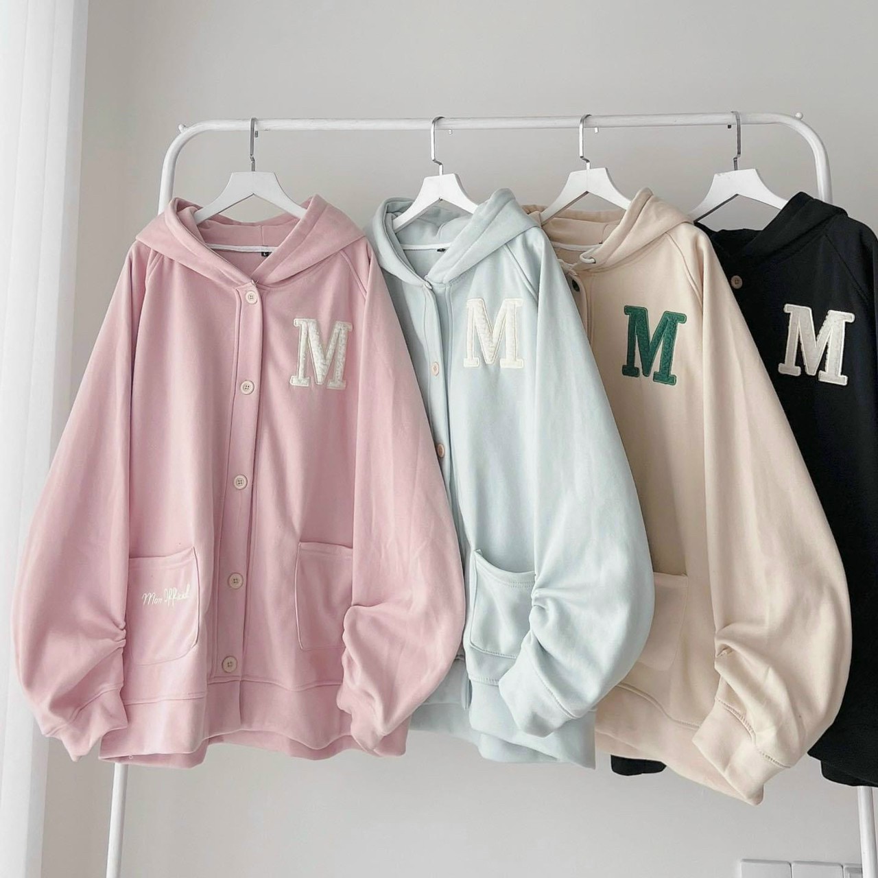 Áo khoác hoodie Áo Koác Nam Nữ kiểu Cài Cúc Thêu Chữ M chất vải thun nỉ Ngoại Mềm Mịn Thời Trang. TP