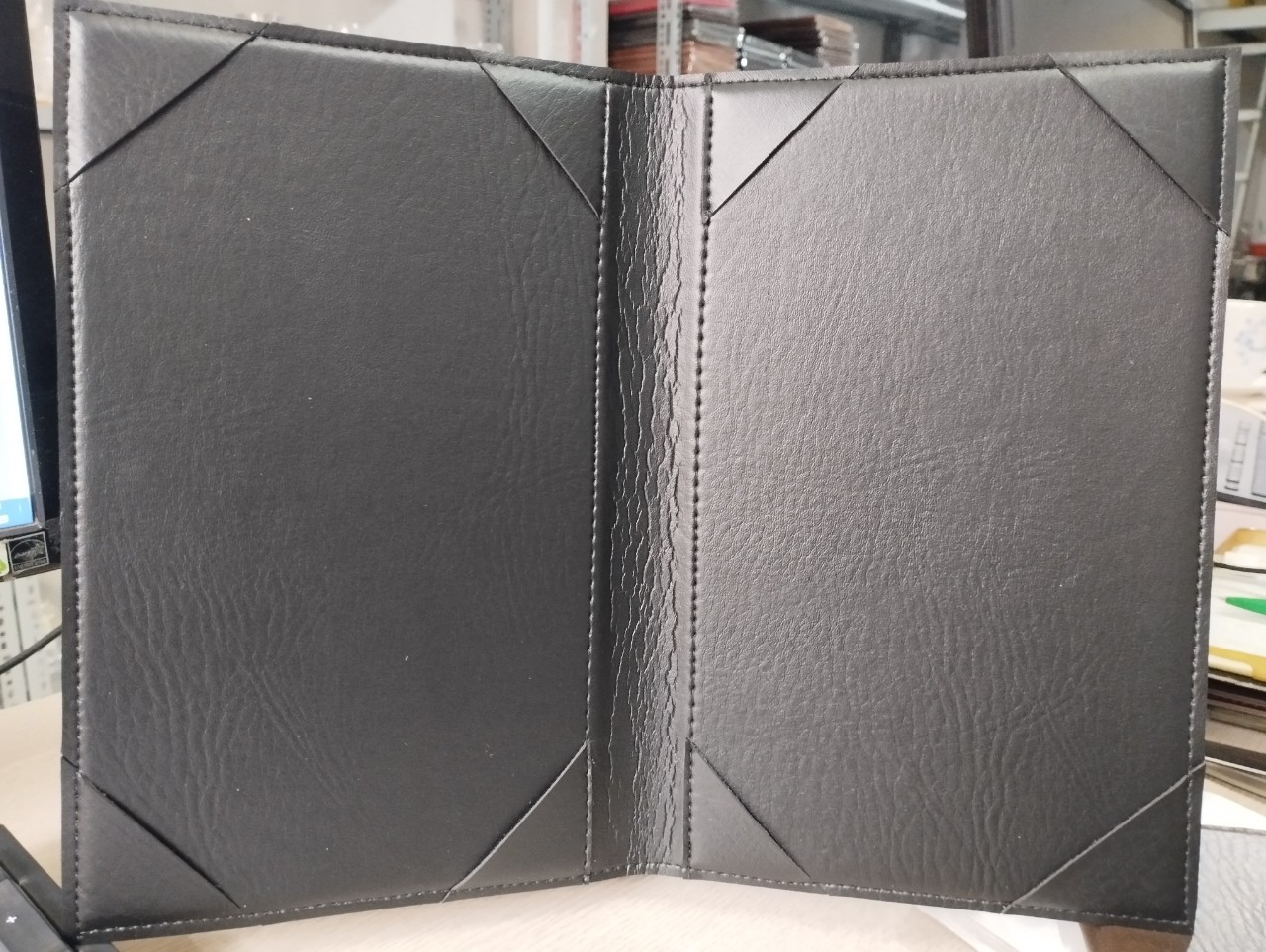 Menu bìa da PVC loại 1 cao cấp kích thước 16x26 cài góc
