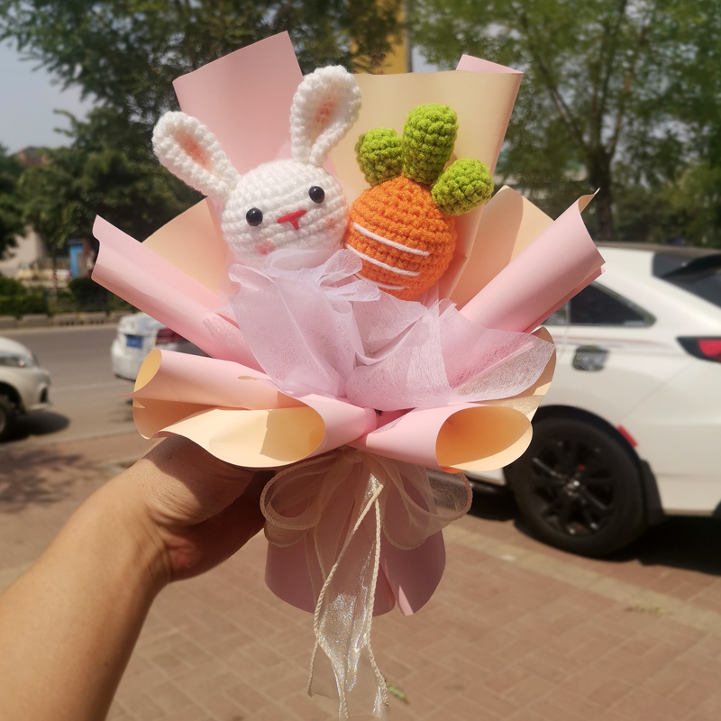 Bó hoa cà rốt và thỏ bằng len handmde