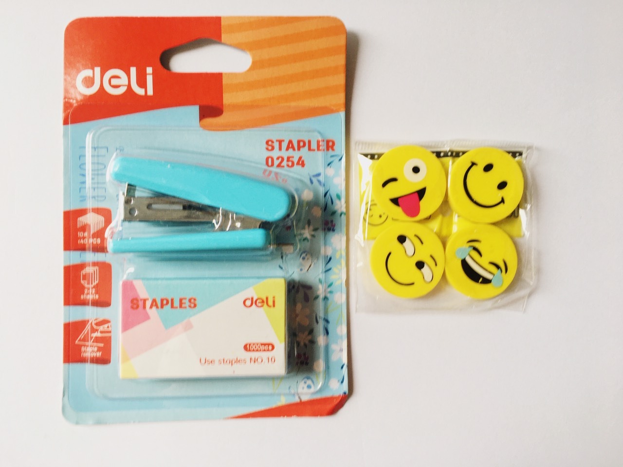 [HCM]DELI-Dập ghim mini + Tặng kèm Vỉ 4 Gôm mặt cười  (Vỉ có sẳn hộp đựng ghim) - 1 cái - E0254