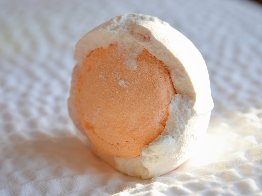 Viên bom tắm LUSH BOMB Dragon egg bomb từ Canada