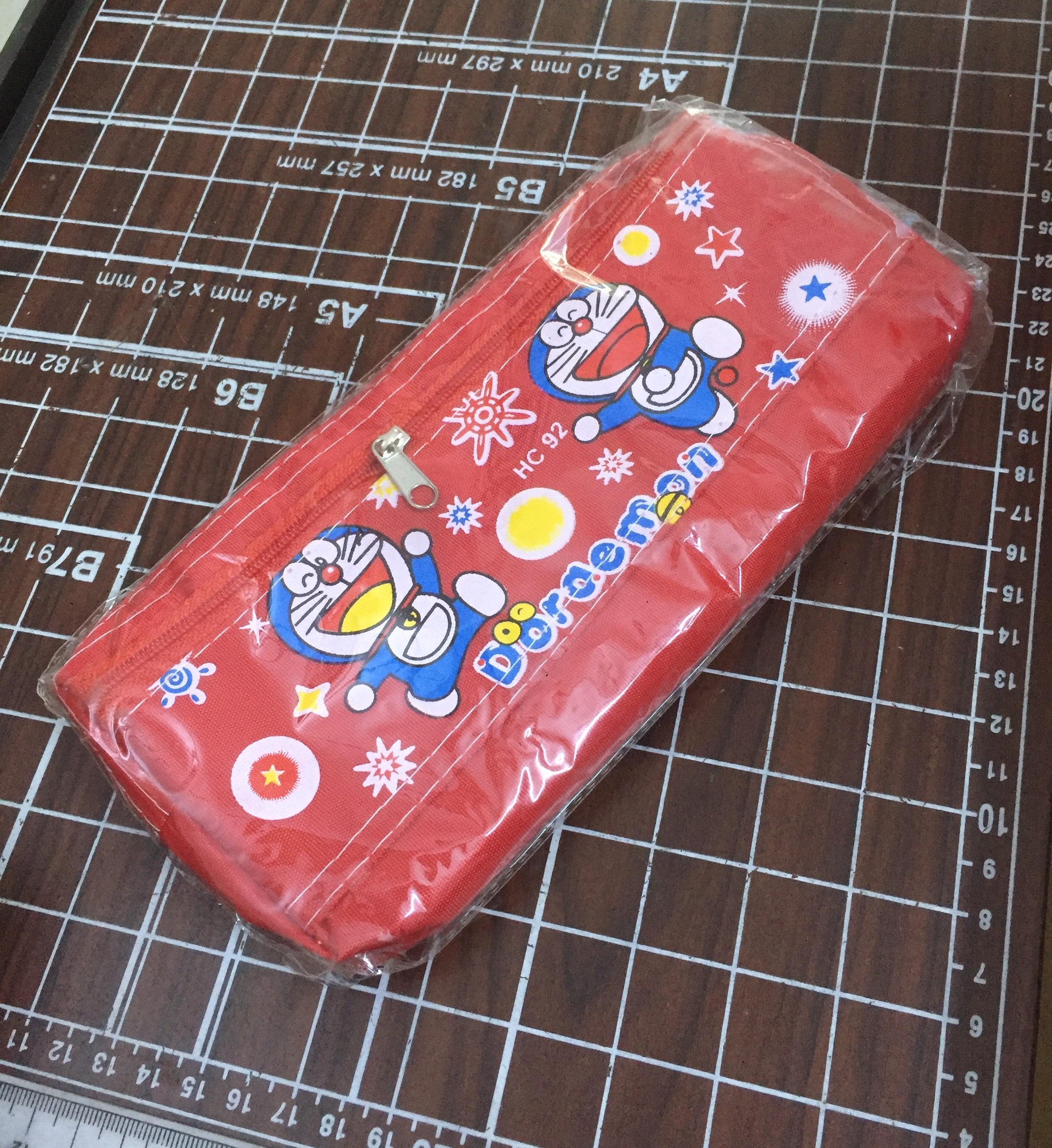 Bóp ví đựng bút viết bằng vải polyester hình Doraemon 2 ngăn