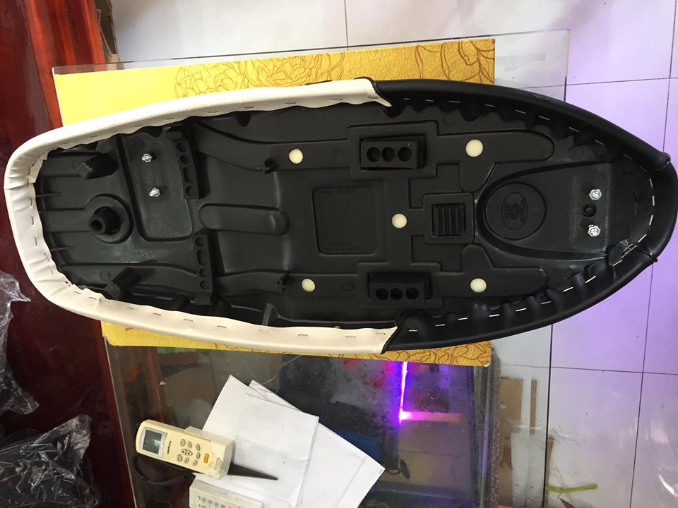 yên liền cho xe cub đèn vuông :DD-DH-82-84...màu đen-trắng