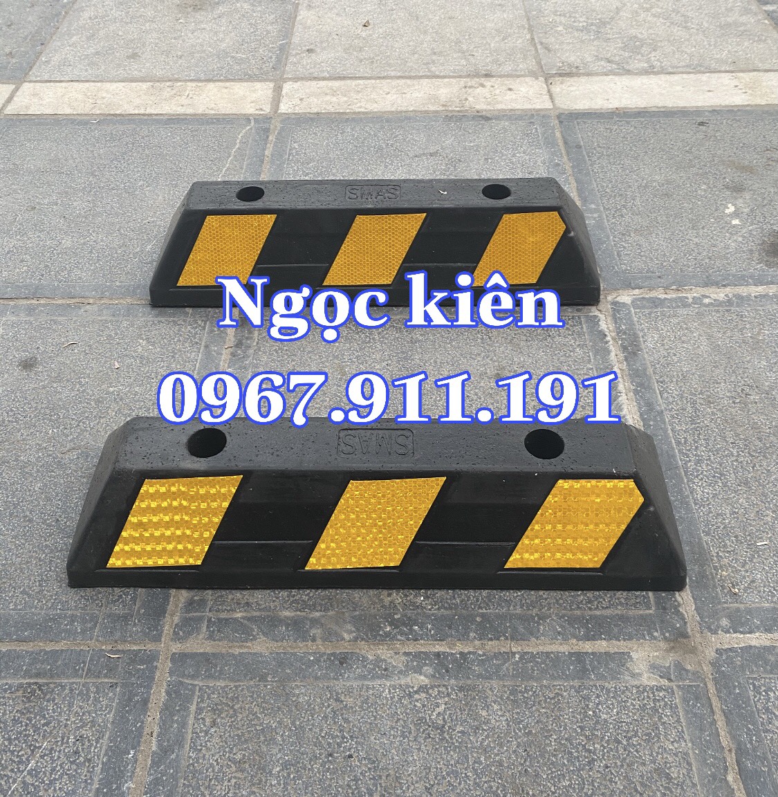 Cục Chặn Lùi Bánh Xe Đen Vàng- cục cao su chặn bánh xe