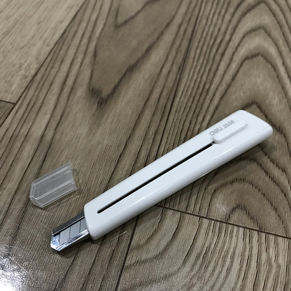 [HCM]Dao Rọc Giấy nhỏ cán nhựa - Deli 2036 - giao màu ngẫu nhiên