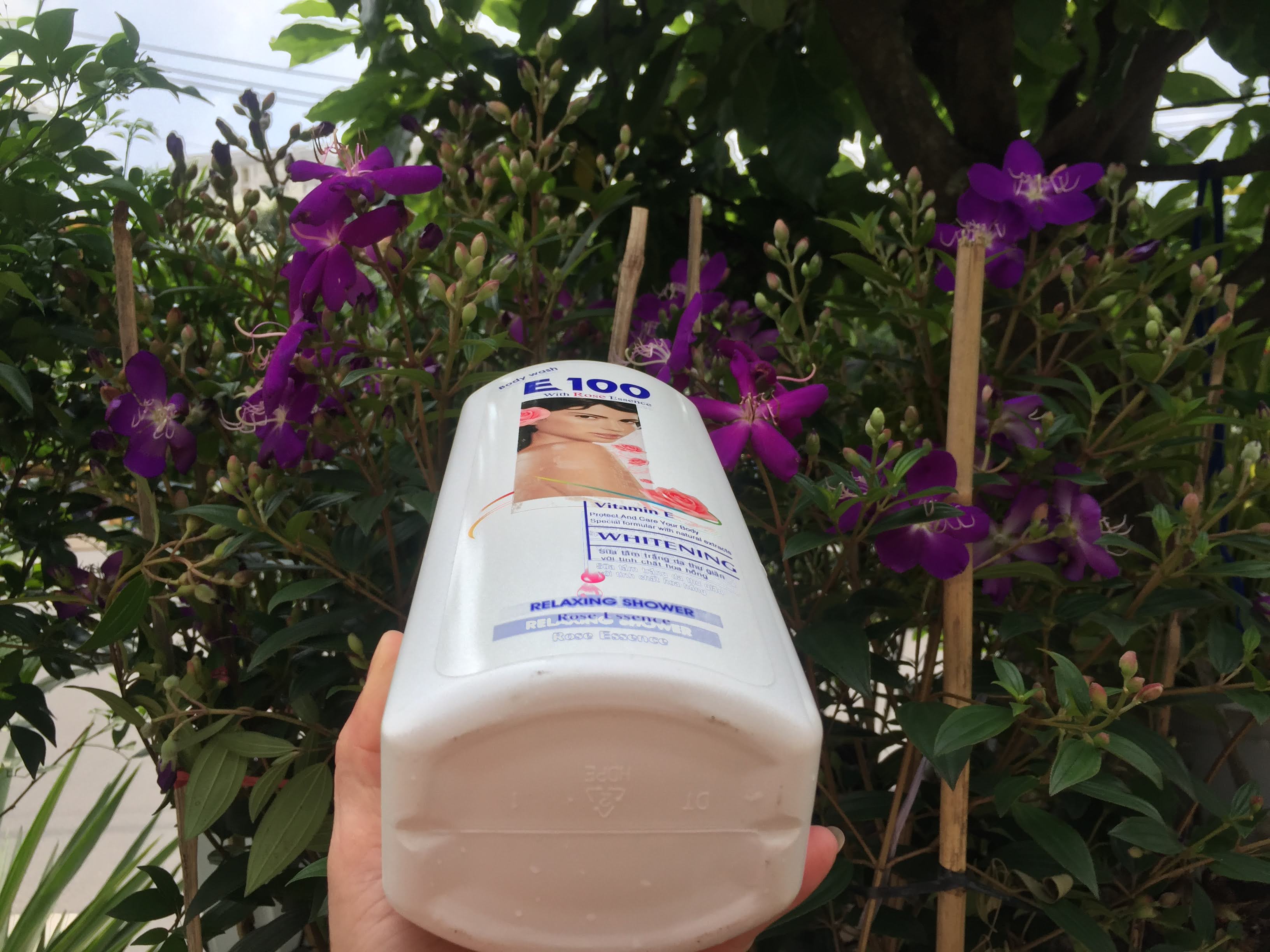 Sữa tắm E 100 Vitamin E và hoa Hồng 1100 ml trắng da