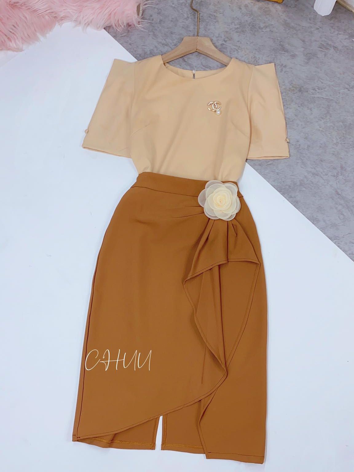 Áo kiểu công sở vải kate lụa vai nhọn CHUU A5507