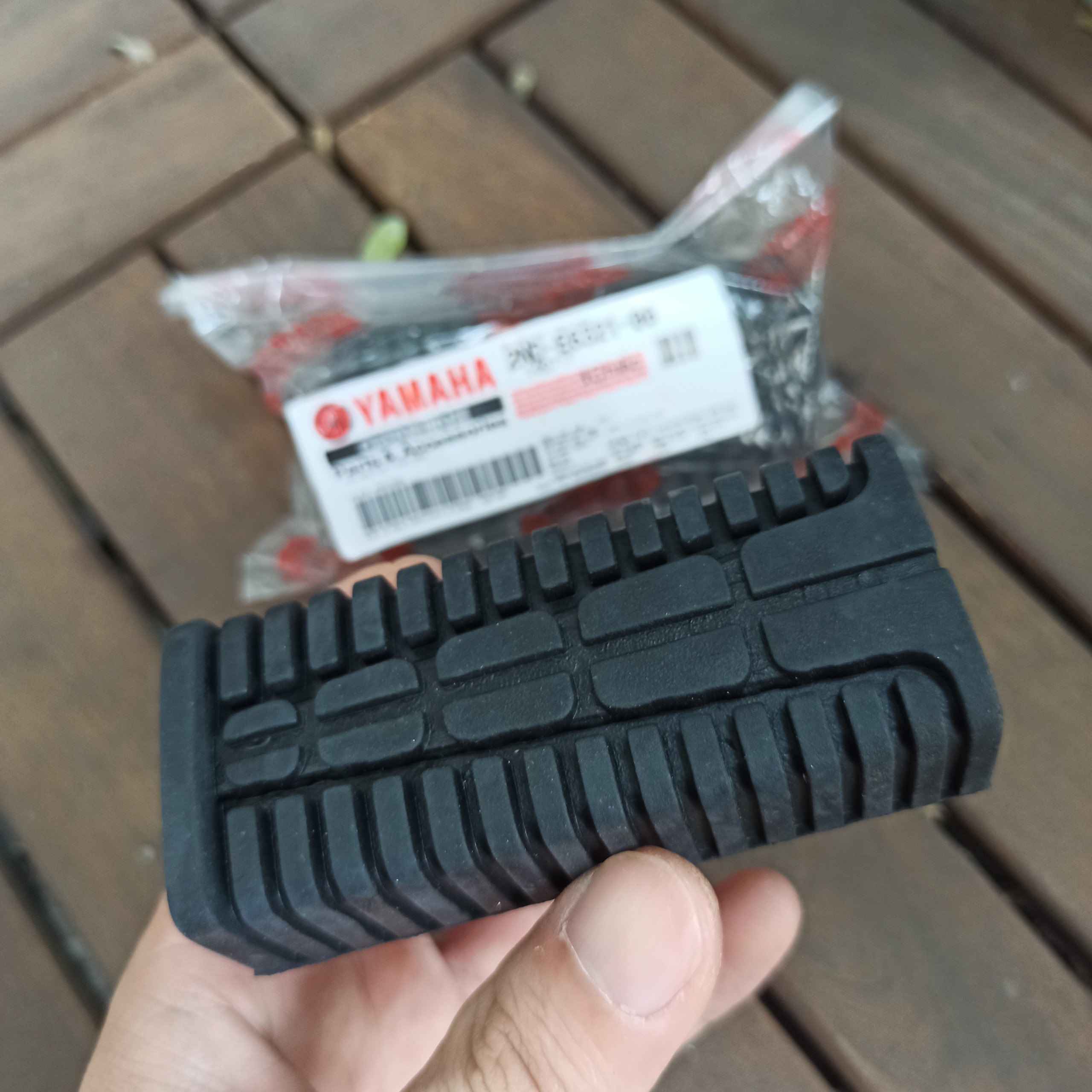 Cao su gác chân trước xe hãng YAMAHA
