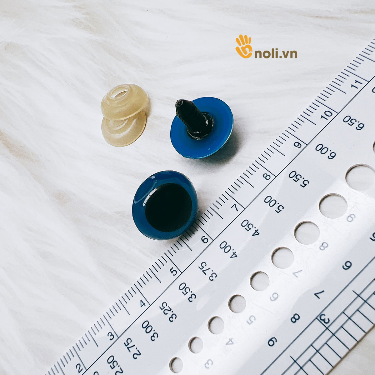 Mắt thú màu xanh biển an toàn cho bé
