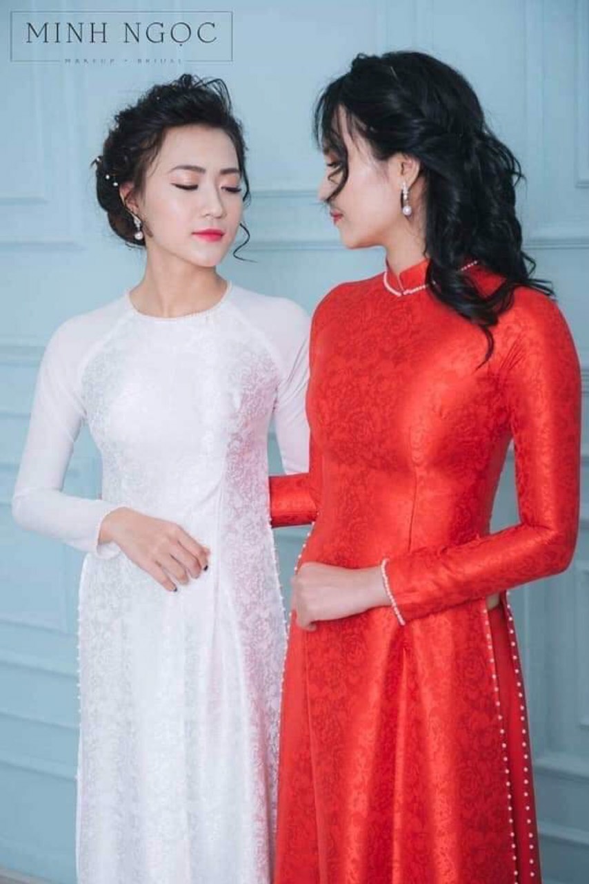Áo dài gấm tơ cổ tròn phối ngọc trai