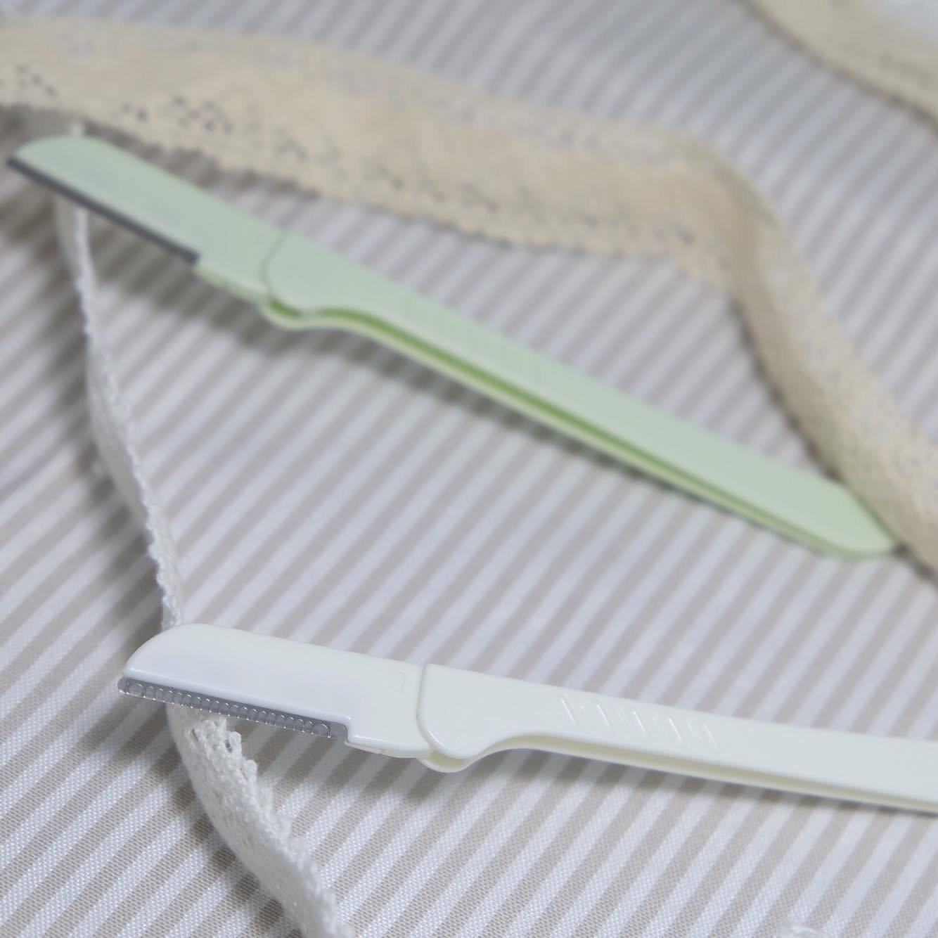 Set 2 Dao cạo lông mày The Face Shop Folding Eyebrow Trimmer