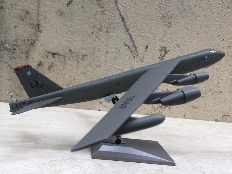 [Hcm]B-52 Bomber Model 1:200