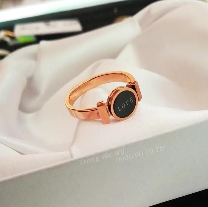 NHẪN TITAN MẠ VÀNG HỒNG MẶT TRÒN ĐEN LOVE