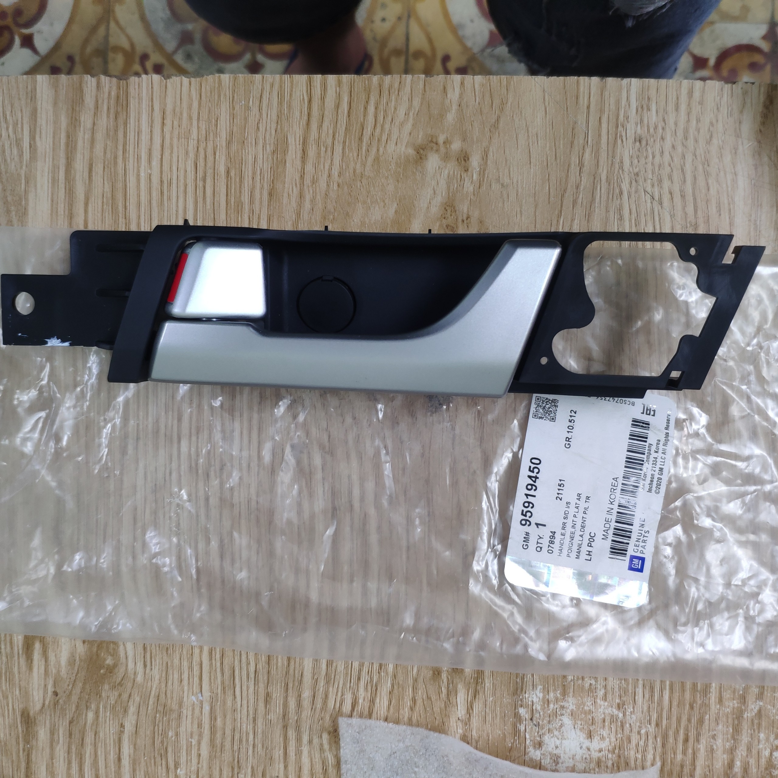 Tay mở cửa trong Chevrolet Captiva 06-15 Giá bán tính 1 cái chính hãng GM