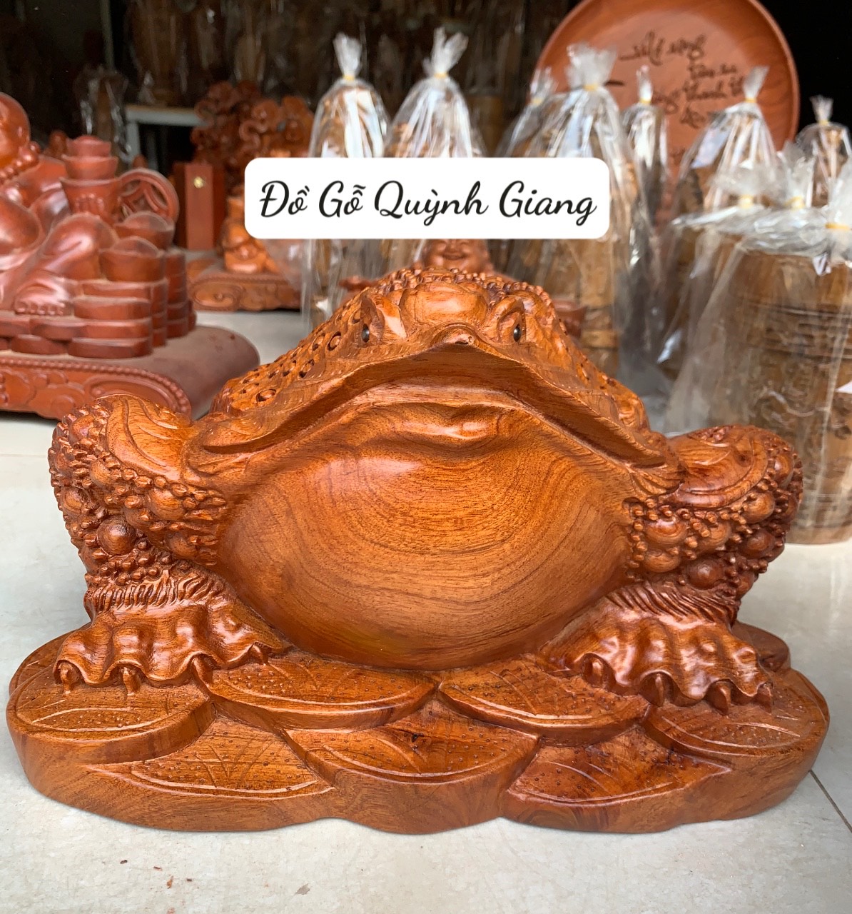 Cóc thiềm thừ ngậm tiền gỗ hương hút tài lộc liền khối 100% cực nét ngang 30cm