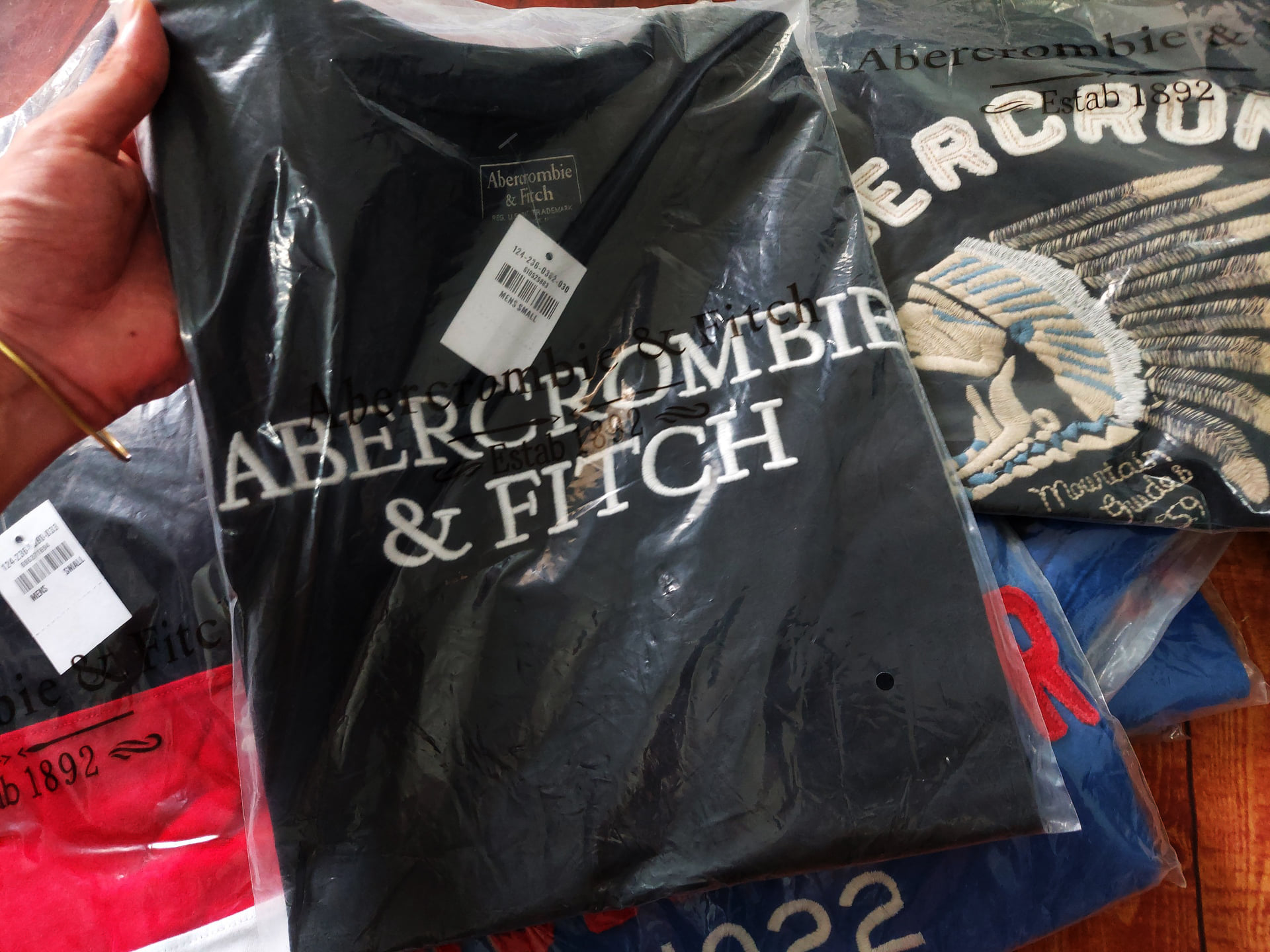 Áo thun Abercrombie & Fitch