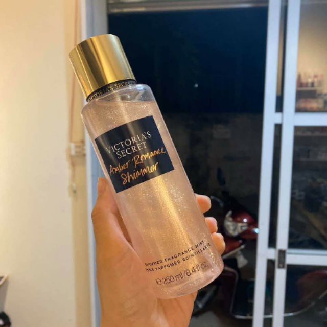 Xịt khử mùi cơ thể Romance Shimmer 250ml