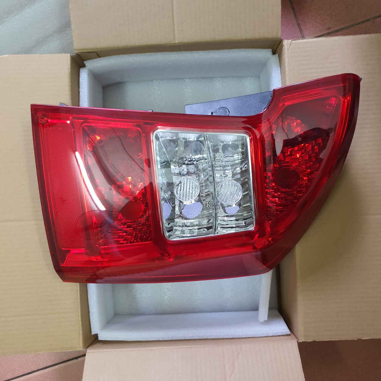 Đèn hậu Kia Carens