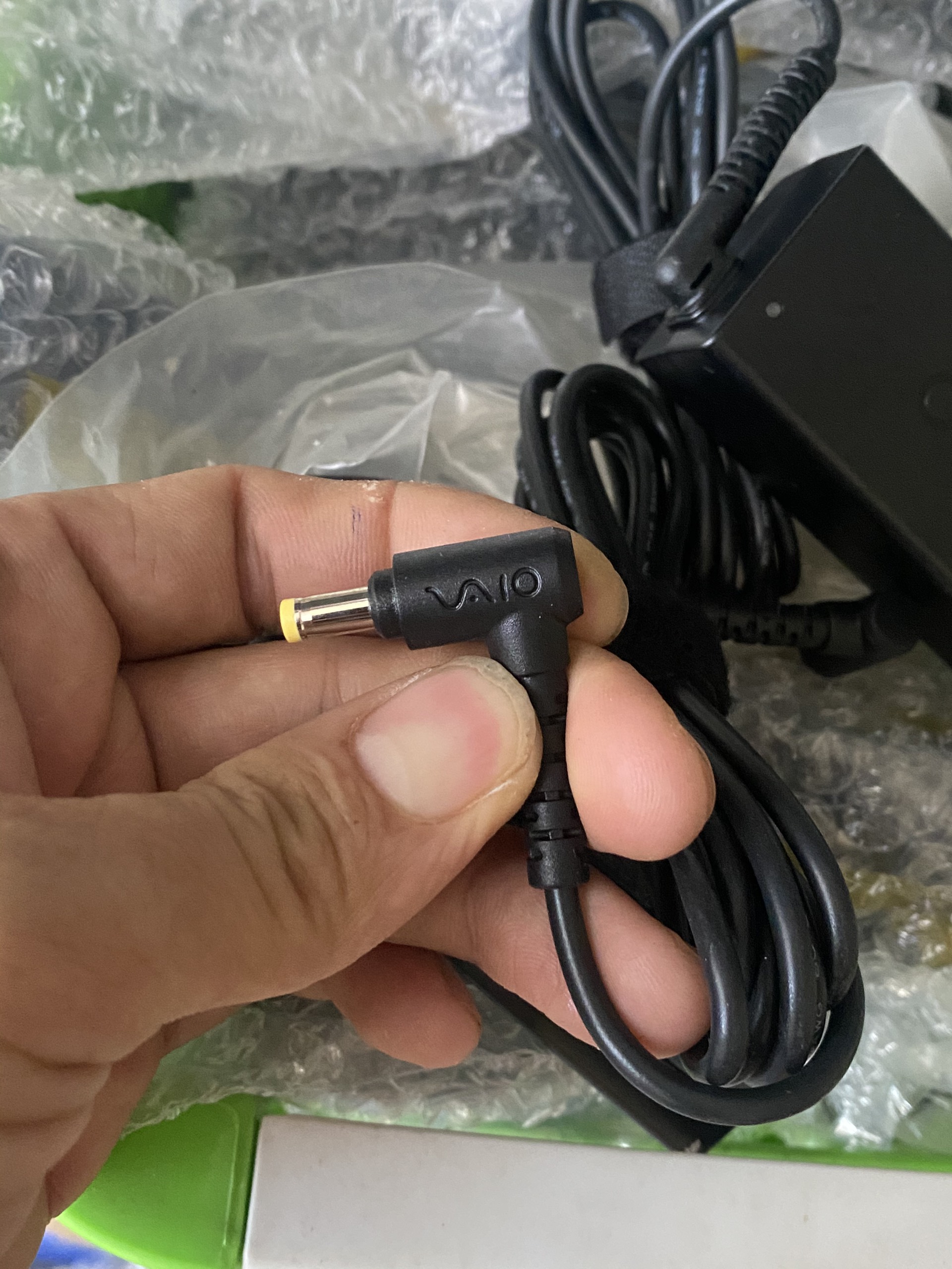 Sạc laptop Sony 10.5V bản gốc Sony cung cấp