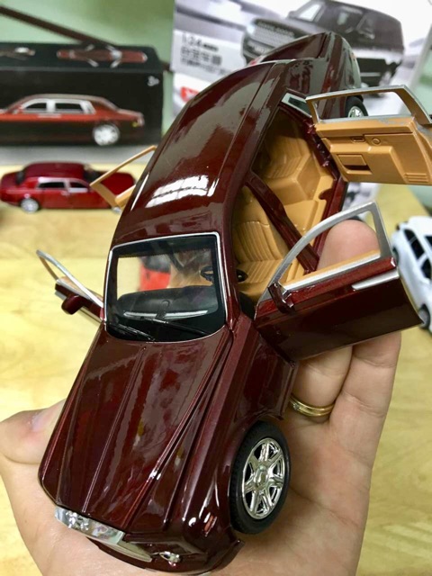 Xe mô hình tĩnh Rolls Royce Phantom tỉ lệ 1:24 XLG khung thép sơn tĩnh điện màu Đen/Nâu đỏ