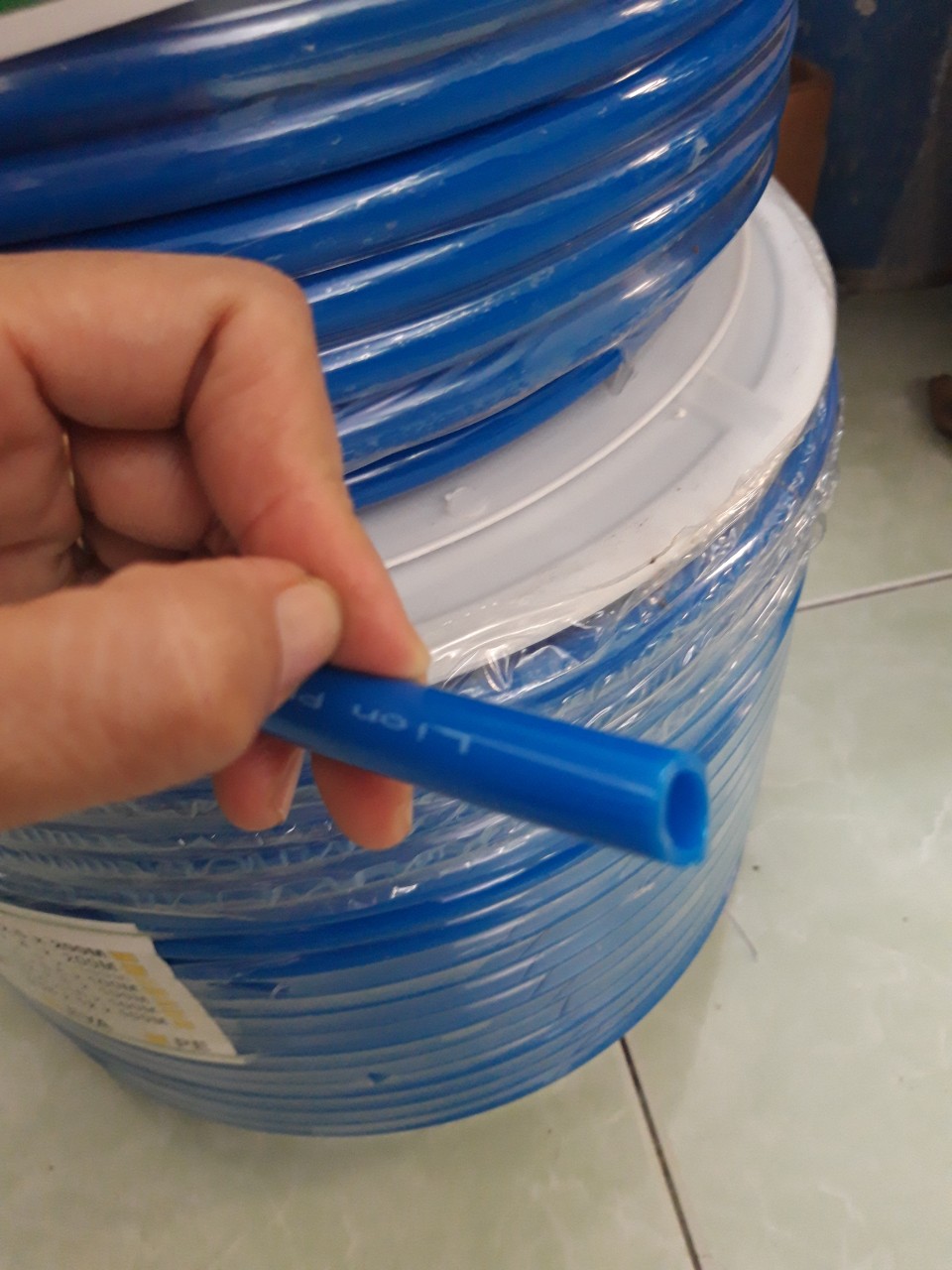 Cuộn 100 mét dây hơi, dây PU phi 12 ly màu xanh