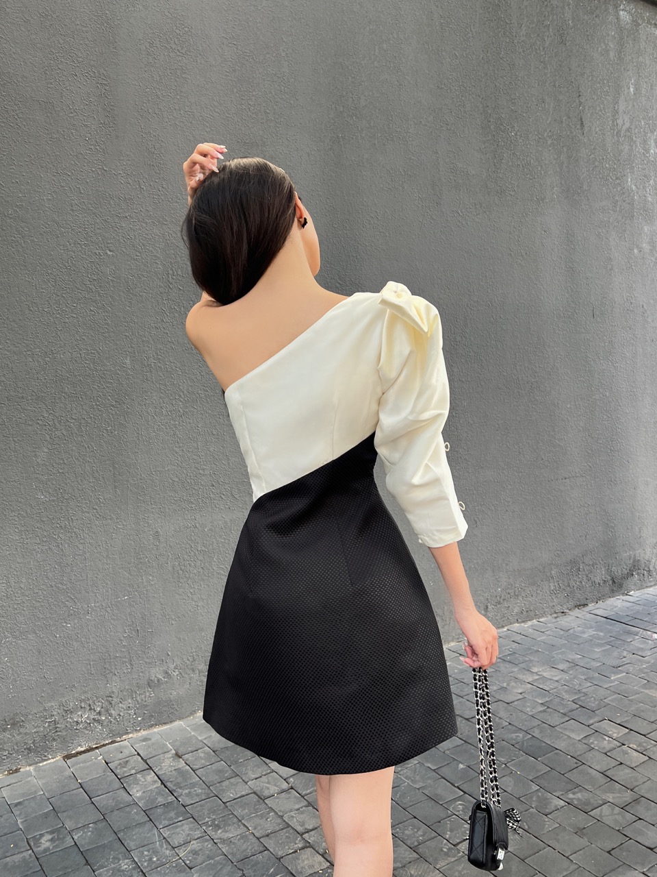 COCO SIN - Đầm Lệch Vai B&W Đính Nơ