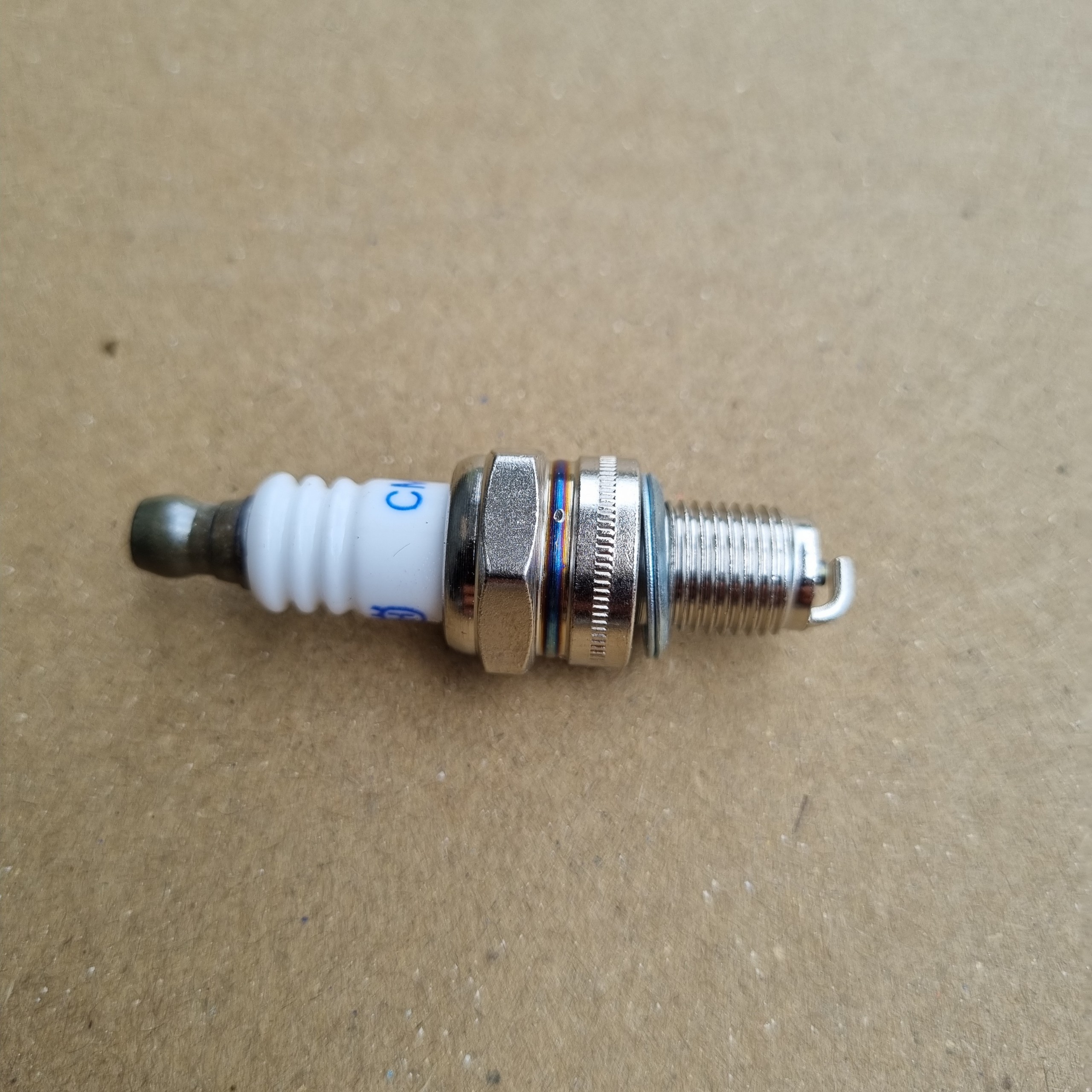 Bugi  máy cắt cỏ 4 thì, dùng cho máy honda gx25, gx35...