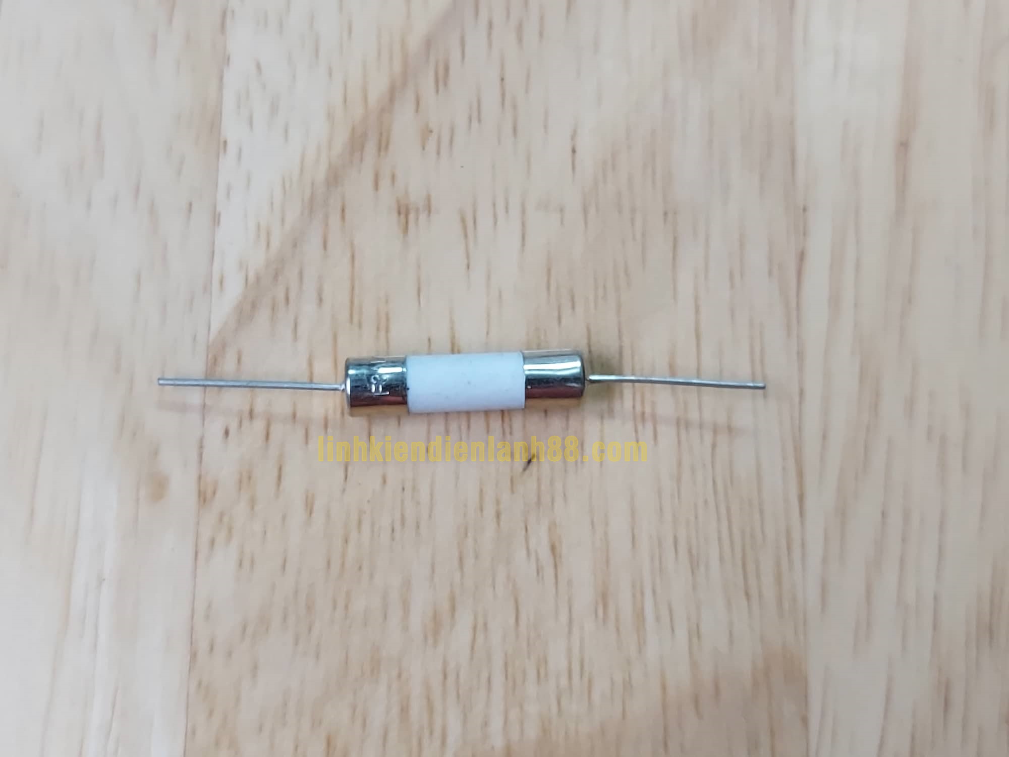 Cầu chì sứ cắm 3a kích thước 5x20mm mới 100%.