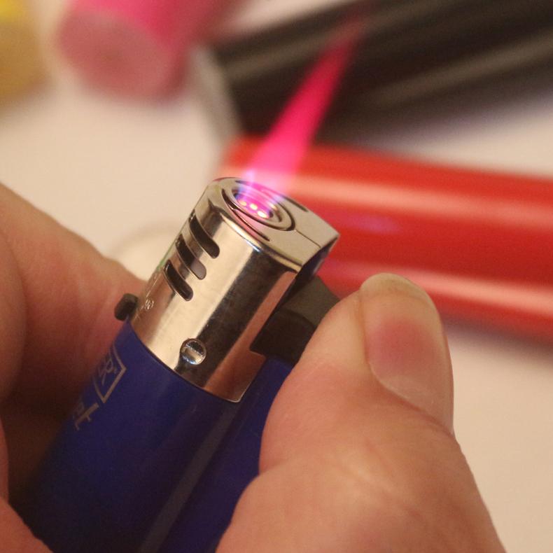 Bật lửa Clipper Khè nhựa (1 cái)