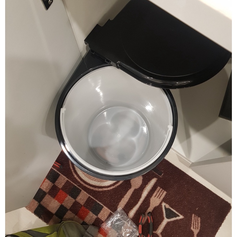 thùng rác gắn cánh cho tủ bếp.