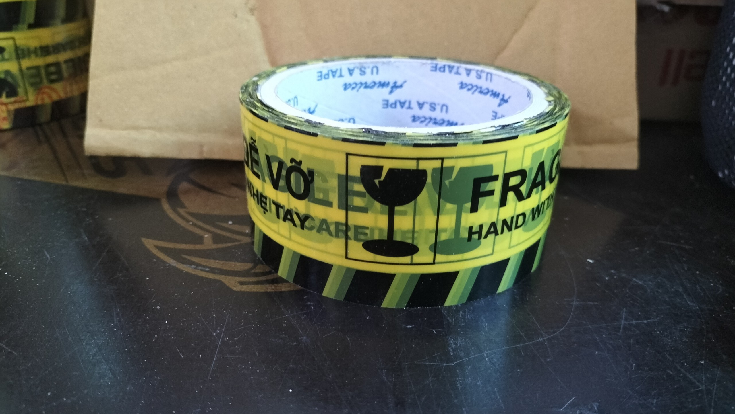 1 cuộn băng keo in chữ Hàng dễ vỡ 100 yard