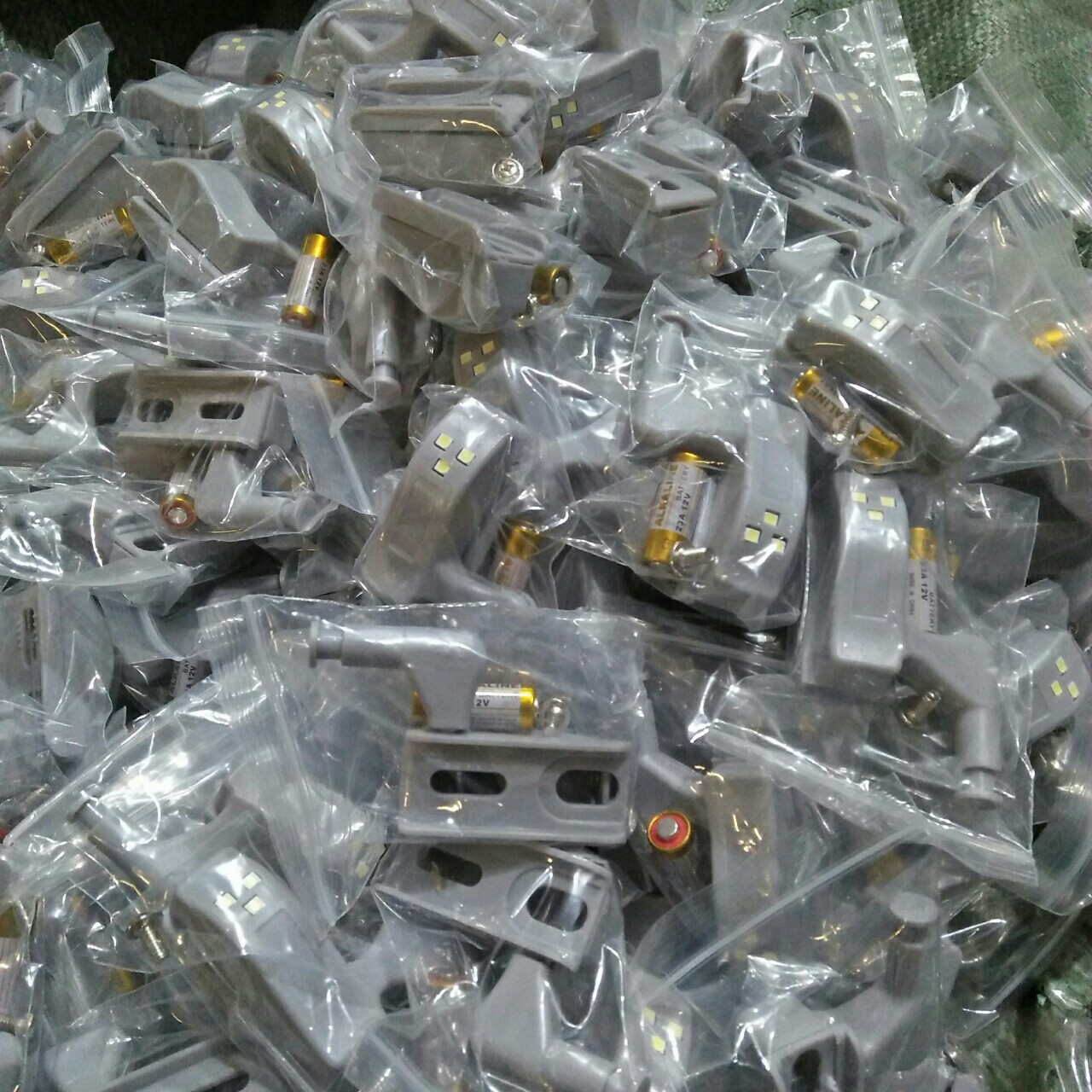Đèn led gắn bản lề tủ quần áo