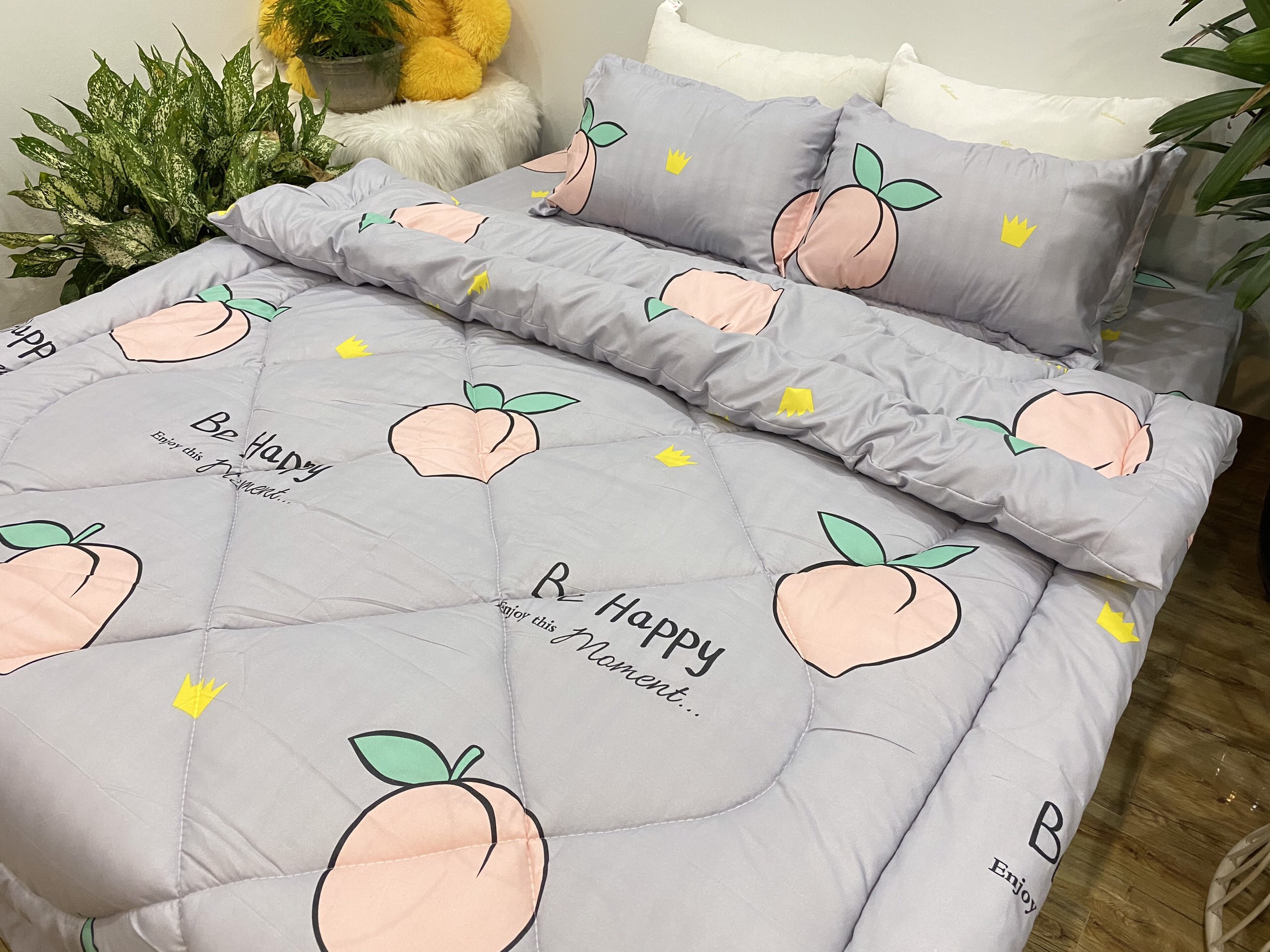 Bộ Chăn Phao 5 Món Mẫu Đào Tím Mã P38 ( Gồm 1 Chăn Phao, 1 ga bo chun,2 vỏ gối nằm và 1 vỏ gối ôm)
