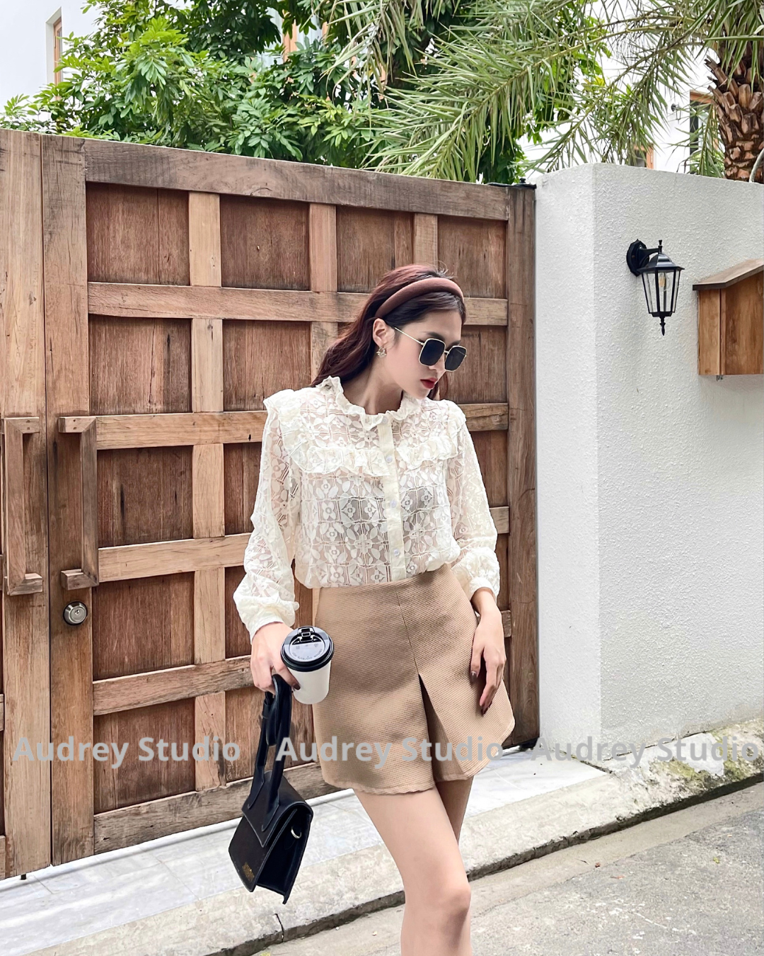 Áo sơmi ren tay dài cổ bèo màu da