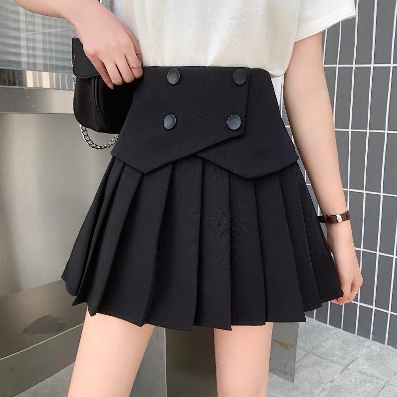 Chân váy xếp ly dáng ngắn có 4 cúc