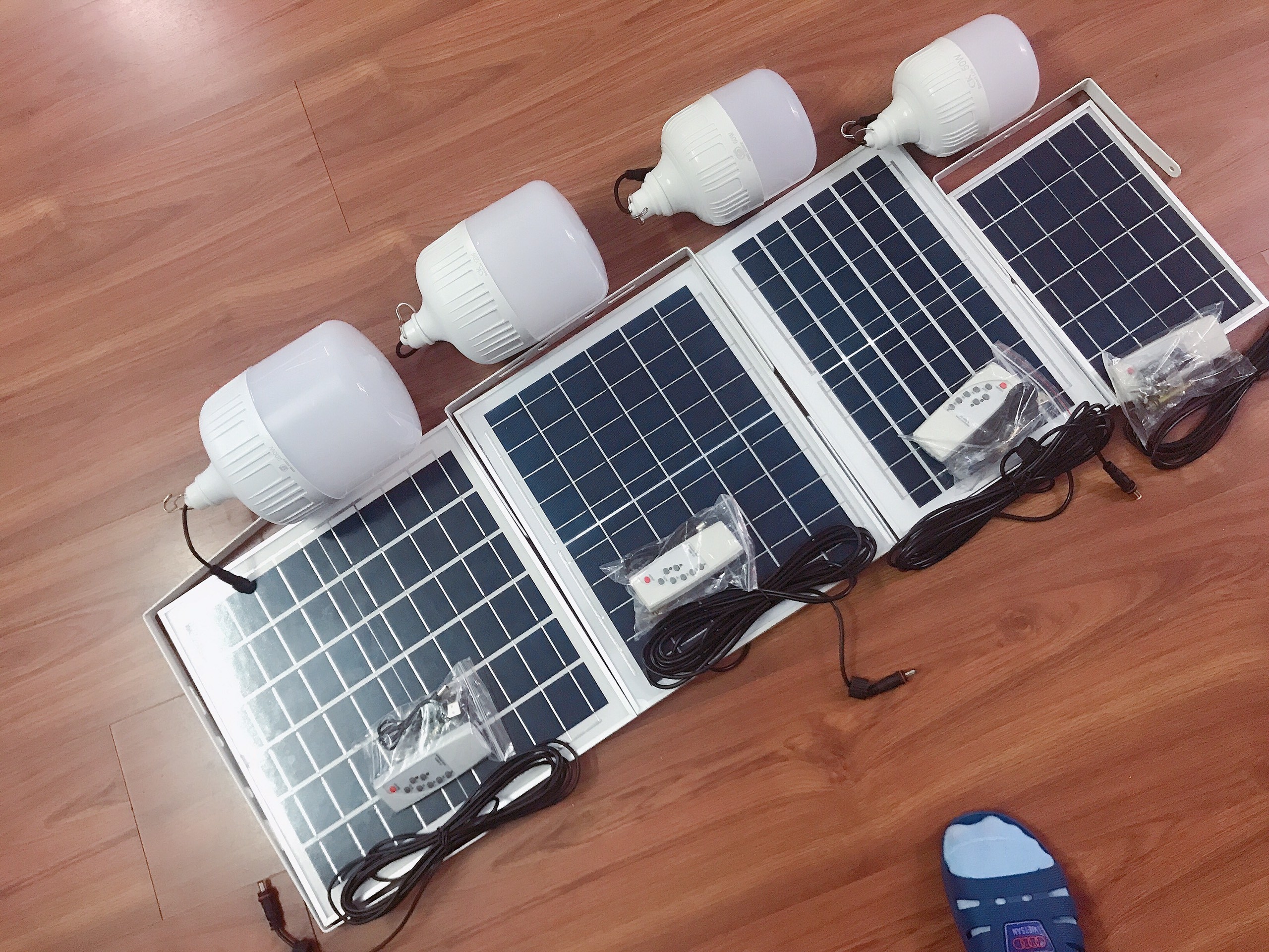 Đèn BÚP Năng Lượng Mặt Trời LV - 100W; 150W; 200W